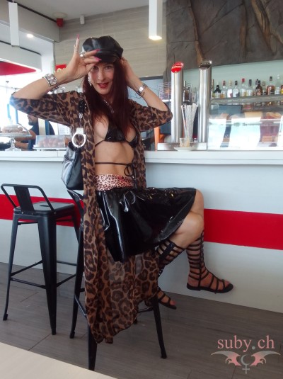 Lady Suby bdsm Domina an einer Tankstelle. Abades, Teneriffa.