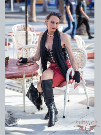 Lady Suby Balmer im vollen Leder-Outfit, Strassenrestaurant, Las Américas, Teneriffa.