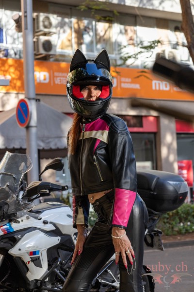 Suby Balmer Motorrad-Outfit und Helm mit Katzenohren.