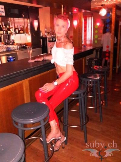 suby-balmer-bermuda-bar-webergasse-basel Suby in der Bermuda Bar in Basel mit sexy roten Lackhosen.