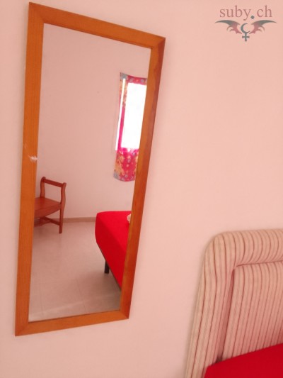 suby-balmer-guest-room-mirror Sex-Spielzimmer Spiegel und kanarischen Möbel.
