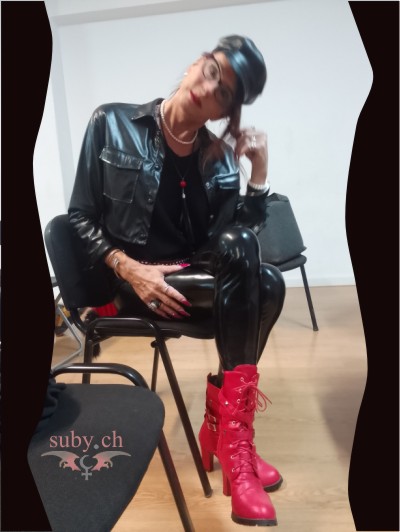 suby-balmer-lilith-1 Suby Balmer in totalem Leder-Outfit als Lilith.